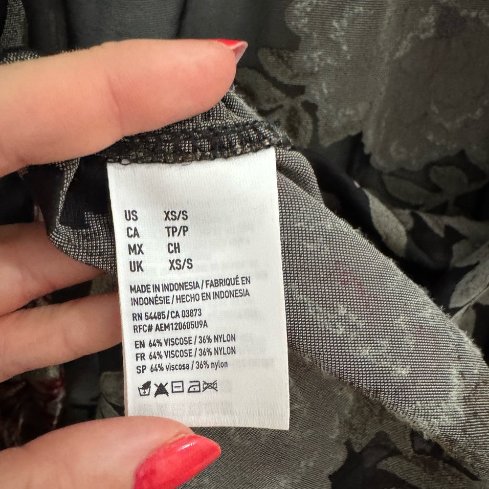 American Eagle Outfitters Black Velvet Kimono with Floral Pattern size XS/S - Picture 5 of 7